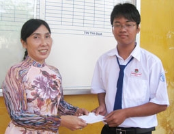 Trao tiền từ thiện