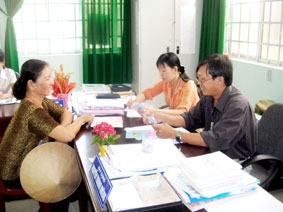 Đặt thêm thủ tục hành chính, 
gây phiền hà cho dân