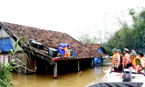 Thủ tướng Chính phủ chỉ đạo trợ cấp ngay 200 tỉ đồng và 2.000 tấn gạo
cho hai tỉnh Quảng Bình và Hà Tĩnh