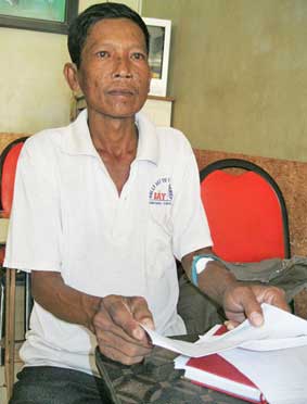 Trao tiền từ thiện