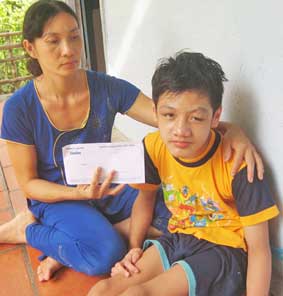 Trao tiền từ thiện