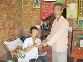 Trao tiền từ thiện