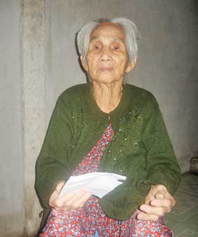 Trao tiền từ thiện