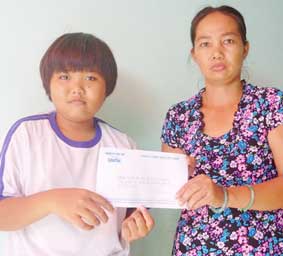 Trao tiền từ thiện