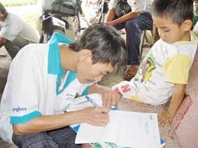 Trao tiền từ thiện