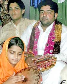 Cưới 2 vợ
chỉ trong 1 ngày