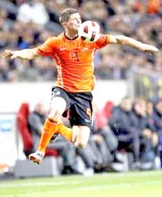TIỀN ĐẠO HUNTELAAR<br>
<i>Từng bước khẳng định mình</i>