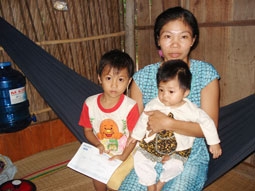 Trao tiền từ thiện