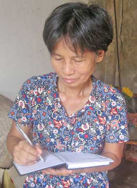 Trao tiền từ thiện