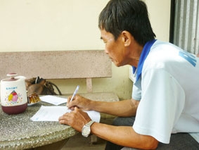 Trao tiền từ thiện