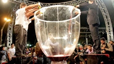 Ly rượu vang lớn nhất thế giới