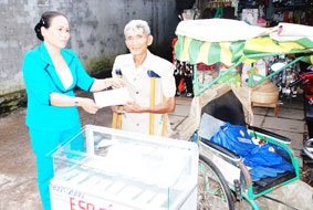 Trao tiền từ thiện