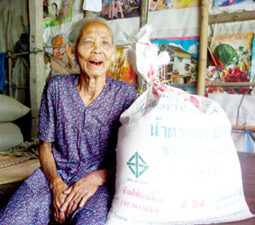 Trao tiền từ thiện