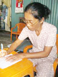 Trao tiền từ thiện