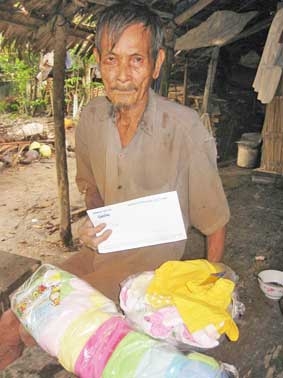 Trao tiền từ thiện