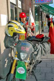 Lái xe máy vòng quanh thế giới vì hòa bình