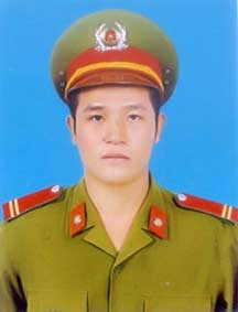<i>Hạ sĩ Nguyễn Thế Anh</i><br>
Trả cho người đánh rơi số tiền trên 95 triệu đồng nhặt được