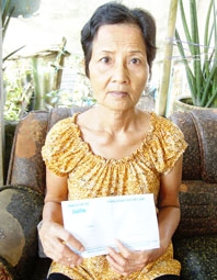 Trao tiền từ thiện