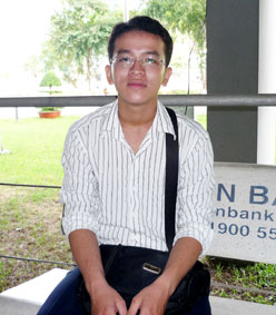 Tinh thần vượt khó của 2 tân sinh viên