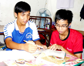 Tinh thần vượt khó của 2 tân sinh viên