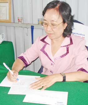 Trao tiền từ thiện