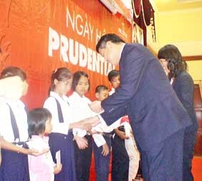 Tiếp sức cho học sinh nghèo