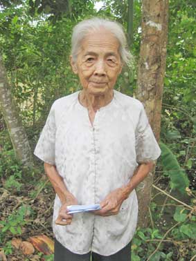 Trao tiền từ thiện