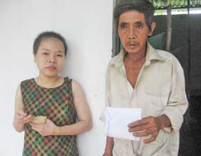 Trao tiền từ thiện