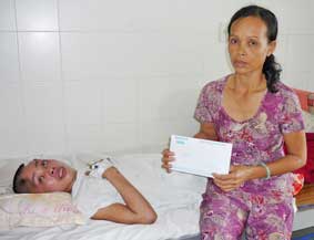 Trao tiền từ thiện