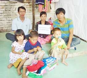 Trao tiền từ thiện