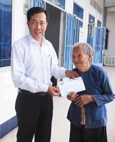 Trao tiền từ thiện