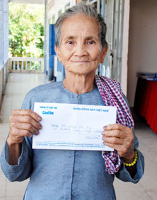 Trao tiền từ thiện