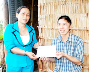 Trao tiền từ thiện