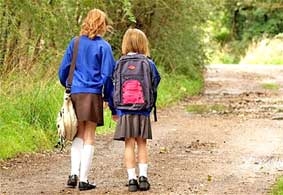 Học sinh đi bộ đến trường được tặng quà