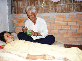 Bà Hương tuổi già bệnh tật cần được giúp đỡ !