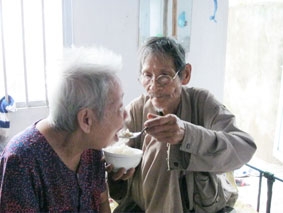 Hai ông bà cụ nghèo khó, bệnh tật, neo đơn