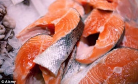 Ăn cá biển có thể ngừa mù lòa