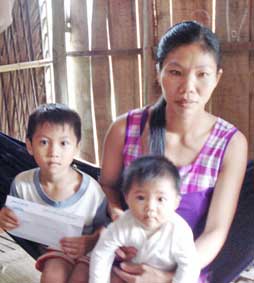 Trao tiền từ thiện