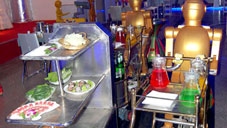 Nhà hàng toàn bồi bàn là robot