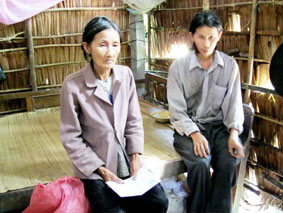 Trao tiền từ thiện