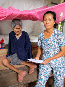 Trao tiền từ thiện