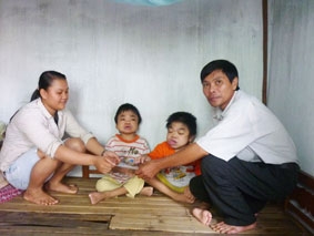 Trao tiền từ thiện