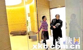 Mua nhiều hàng mới được dùng nhà vệ sinh