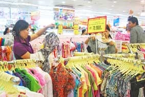 Sôi động thị trường hàng may mặc cuối năm