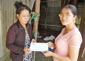 Trao tiền từ thiện