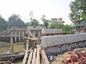 Lão nông Tư Tăng <br>
<i>bán đất xây cầu</i>