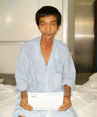 Trao tiền từ thiện