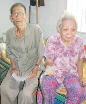 Trao tiền từ thiện