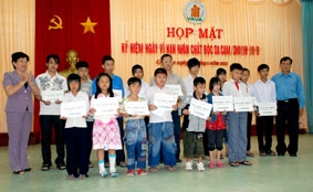 Quan tâm chăm lo
cho gia đình nạn nhân
chất độc da cam vượt qua
khó khăn, ổn định cuộc sống