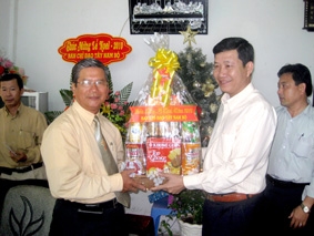 Chúc mừng các chức sắc và đồng bào
Công giáo, Tin lành nhân lễ Giáng Sinh